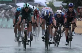 El italiano Jonathan Milan (izquierda) vence en el esprint al belga Jordi Meeus. 