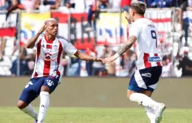 Jermein Peña y Guillermo Paiva celebran el primer gol del Junior. 