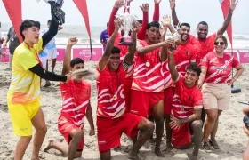 Integrantes del Caribbean Sun celebran la conquista del título. 