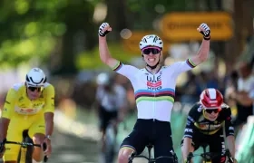 El esloveno Tadej Pogacar cruza la meta y gana la cuarta etapa del Tour. 