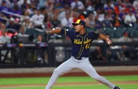 José Quintana fue relevado en el sexto inning tras recibir tres sencillos seguidos. 