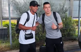 Jesús Rivas y Jhon Fredy Salazar a su arribo a Barranquilla para ultimar su vinculación al Junior. 