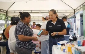 Mónica Páez, jefa de aseguramiento social de Soledad, en atención de la comunidad. 
