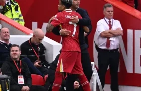 Arne Slot y Luis Díaz durante un partido del Liverpool.