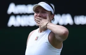 La estadounidense Amanda Anisimova tras su victoria sobre la bielorrusa Aryna Sabalenka. 