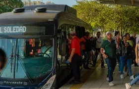 Pasajeros descendiendo de un bus de Transmetro en la estación Joe Arroyo