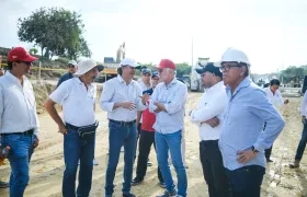 Gobernador Verano con los contratistas de la obra en la Gran Vía.