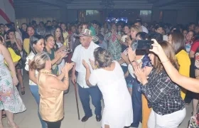 El maestro Adolfo Pacheco Anillo compartiendo con la familia de la Universidad Simón Bolívar.