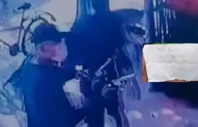 Momento en que dispararon contra la tienda en Malambo. 