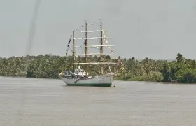 Buque ARC "Gloria" en el canal de acceso.