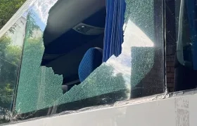 Vidrio roto de bus de Atlético Nacional.