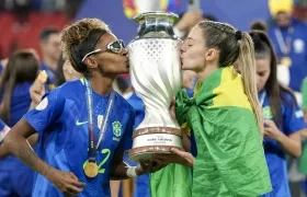 Luany (i) y Giovana Queiroz de Brasil sostienen el trofeo de la Copa América Femenina este sábado. 