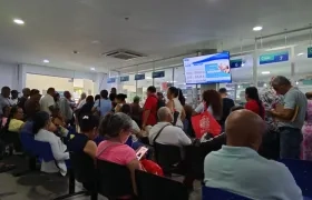 Reclamar medicamentos en sedes de Cafam se ha convertido en una odisea. En la foto, sede de Cafam de la carrera 53, entre calles 70 y 72. 