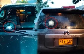 Así quedó el vehículo de Julio César Triana tras el atentado.