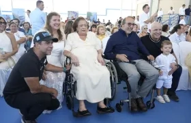 El Alcalde Char, la señora Evelyn con una hija y los hijos y directivos de Tecnoglass José Manuel y Christian Daes