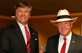 Christopher Landau y John T. McNamara.