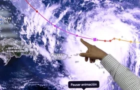 Fotografía de la Oficina Nacional de Meteorología que muestra en pantalla el paso del huracán Erin. 