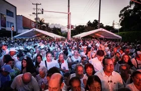 Cientos de caleños en las calles.