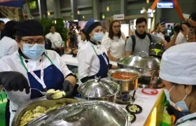 Cocina de la mano con la primera