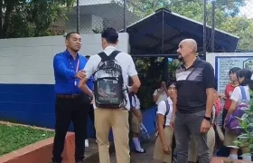 Supervisión en entrada de un colegio en El Salvador.