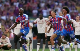 Daniel Muñoz celebrando el título.