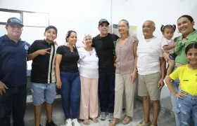 Alcalde Char junto a las familias beneficiarias.