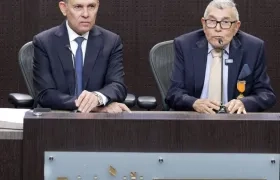 El senador Efraín Cepeda con Martín Mestre, papá de Nancy, víctima de feminicidio. 