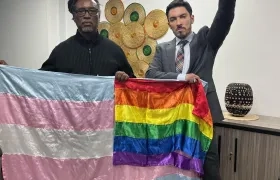 El saliente Ministro de Igualdad, Carlos Rosero, y Juan Carlos Florián.