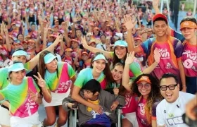 La directora de la Fundación Fulamic, Salwa Maloof Habib, y el joven Giovanny Hoyos (centro). 