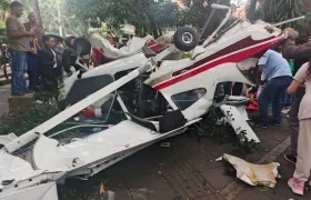Así terminó la avioneta en el barrio Laureles de Medellín.