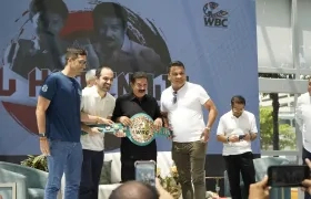 'Happy' Lora y Raúl 'Jíbaro' Pérez, tercero y cuarto de izquierda a derecha.