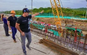 El alcalde Char inspeccionando la obra.