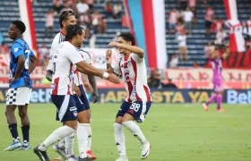 Javier Báez y Bryan Castrillón celebran el segundo gol