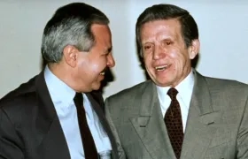 Darío Arizmendi, para la época director de Caracol Radio, con Juan B. Fernández