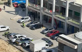 Unidades de la Policía en la entrada del banco tras el asalto. 