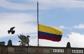 Bandera a media asta.