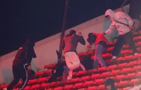 Imagen del ataque de los hinchas de Independiente contra los de la Universidad de Chile.