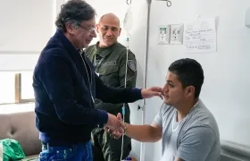 El Presidente Gustavo Petro visitando a los policías heridos en el atentado. 