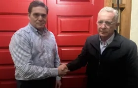 Juan Carlos Pinzón y Álvaro Uribe Vélez.