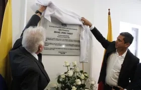 El papá de Miguel Uribe Turbay, Miguel Uribe Londoño, develando la placa con el presidente del Concejo, Samir José Abisambra.
