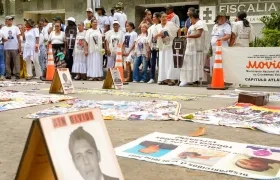 Las Mujeres Buscadoras en el plantón frente a la Fiscalía, en el Edificio Nelmar