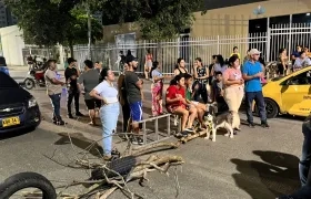 Habitantes protestando exigiendo reductores de velocidad. 