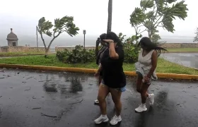 Personas caminan por el viejo San Juan, Puerto Rico, durante el paso del huracán Erin.