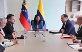 La vicepresidenta  de Venezuela, Delcy Rodríguez, con el ministro de Energía y Minas de Colombia, Edwin Palma. 