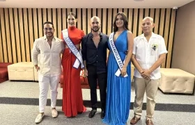 La Señorita Barranquilla (azul) en el evento que la acredita como la representante de la ciudad en el Concurso Nacional de Belleza. 