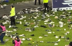 Los zapatos que lanzaron los hinchas al terreno de juego. 