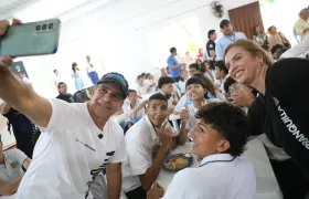 El alcalde Alejandro Char con un grupo de estudiantes. 