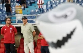 Alfredo Arias con su asistente técnico Juan Manuel López y el tiburón Willy.