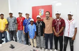 Iván Urquijo, director de Indeportes Atlantico, tras la entrega de uniformes a los equipos participantes. 