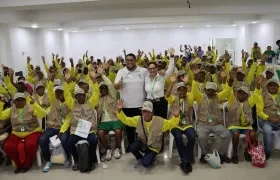 Alcalde de Puerto Colombia, Plinio Cedeño, junto a los beneficiarios de las capacitaciones.